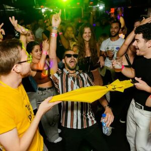 Veranstaltung: Pubcrawl Rua Cor de Rosa: Bar aberto, shots , entrada VIP em discoteca, Praça Luís de Camões in Lisboa