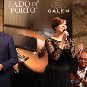 Veranstaltung: Grutas de Cálem: Visita guiada com show de fado e vinho, Caves Cálem in Vila Nova de Gaia