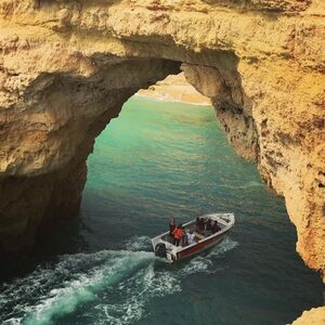 Veranstaltung: Grutas de Benagil: Passeio de barco guiado a partir de Armação de Pera, Benagil Caves Boat Tours in Portimão