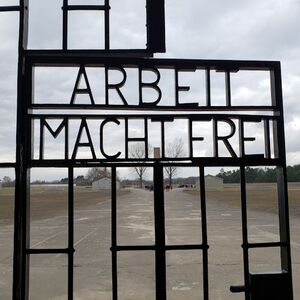 Veranstaltung: Sachsenhausen: Private Tour + Transport von Berlin, Sachsenhausen Concentration Camp Memorial in Oranienburg