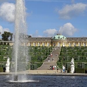 Veranstaltung: Sachsenhausen & Potsdam: Geführte Tour ab Berlin, Babylon in Berlin