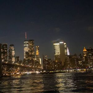 Veranstaltung: NYC Cruise: Manhattan Skyline with Buffet Dinner and Live DJ, Circle Line Sightseeing Cruises in New York