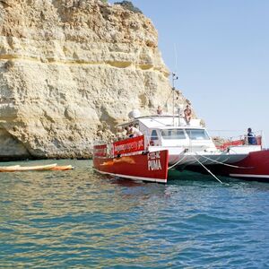 Veranstaltung: Grutas de Benagil: Passeio de barco a partir de Vilamoura + churrasco na praia, Benagil Caves Boat Tours in Portimão