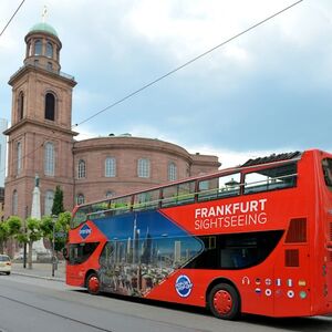 Veranstaltung: Hop-on Hop-off Bus Frankfurt: Skyline Spezial, Römerberg - Justitia Brunnen in Frankfurt Am Main