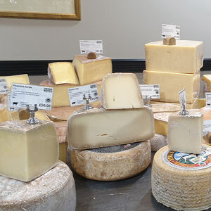 Veranstaltung: Artisanal Cheese Tasting Tour: Discover London's Finest Fromage, Green Park Underground Station in London