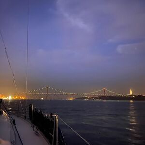 Veranstaltung: Lisboa: Passeio noturno de 2 horas em barco a vela saindo de Belém, Lisbon Sailing in Lisbon