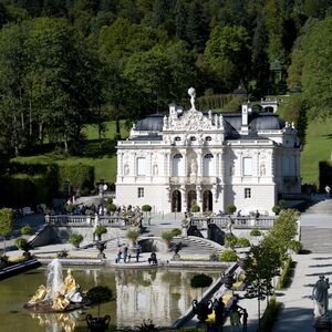 Veranstaltung: Schloss Neuschwanstein & Schloss Linderhof: Tagesausflug ab München, Schloss Neuschwanstein / Oberer Schlosshof in Schwangau