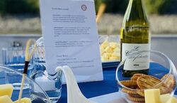 Veranstaltung: Hamburg: Genussvolle Hafentour mit Käse + Wein, Barkasse "Lütte Deern" in Hamburg