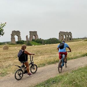 Veranstaltung: Via Appia: Tour in E-Bike fuori dai sentieri battuti + Catacombe + Cibo, Parco Archeologico Appia Antica in Rome