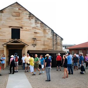 Veranstaltung: Convicts & Castles: Goat Island Walking Tour Including Sydney Harbour Cruise, Campbells Cove Floating Pontoon in Sydney