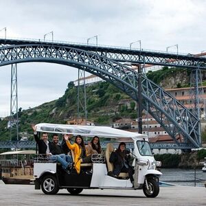 Veranstaltung: Tour privado de 2 horas em Tuktuk no Porto Douro até a Margem Esquerda, Porto Helicopter Tours in Porto