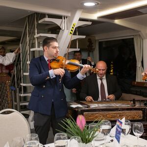 Veranstaltung: Budapest: Evening Cruise and Dinner with Champagne & Live Entertainment, Budapest in budapest