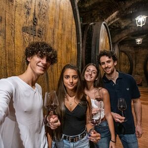 Veranstaltung: Montepulciano: Tour guidato di andata e ritorno di due aziende vinicole + degustazione di vino e cibo, Tuscany Wine Tasting in Montalcino