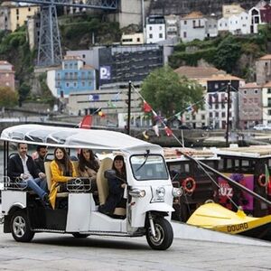 Veranstaltung: Passeio privativo de 2 horas de Tuktuk no Porto para o Mosteiro e as Adegas, Porto Helicopter Tours in Porto