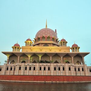 Veranstaltung: Putrajaya: River Cruise with Pink Mosque + Roundtrip Transfer, Masjid Putra in Putrajaya