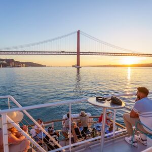 Veranstaltung: Lisboa: Cruzeiro ao pôr do sol no rio Tejo com bebidas e lanches, Lisbon Cruises in Lisbon