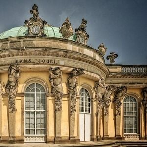 Veranstaltung: Sachsenhausen & Potsdam: Geführte Tour ab Berlin, Babylon in Berlin