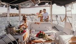 Veranstaltung: Luxury E-Boat Cruise with Wine, Charcuterie & Sea Lions Spotting, 4360 Via Marina in Marina del Rey