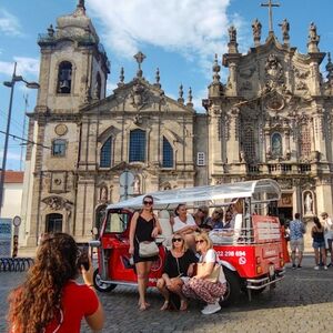 Veranstaltung: Porto: Passeio guiado de Tuk Tuk ao pôr do sol com vinho, Porto Helicopter Tours in Porto