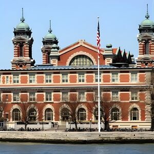 Veranstaltung: Statue of Liberty & Ellis Island Tour Semi-Private 8ppl Max, The Immigrants, 1973 in New York