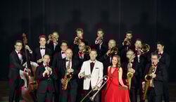 Veranstaltung: Glenn Miller Orchestra - „For Swinging Dancers“ - Directed By Uli Plettendorff, Graf-Zeppelin-Haus in Friedrichshafen