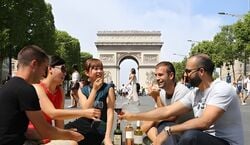 Event: Premium Bike Tour : Sights, Picnic & Local Secrets (small group), 14 Av. de la Bourdonnais in Paris
