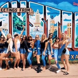 Veranstaltung: Austin Murals & Mimosas Roofless Party Bus Tour and Photoshoot, 602 E 4th St in Austin