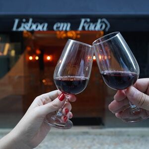 Veranstaltung: Fado em Lisboa: show intimista de fado ao vivo à noite com vinho do Porto, Lisbon Fado in Lisbon