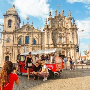 Veranstaltung: Porto: Passeio guiado de Tuk Tuk ao pôr do sol com vinho, Porto Helicopter Tours in Porto