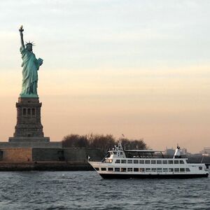 Veranstaltung: Empire State Building & Ellis Island: Entry, Cruise + 24-Hr Hop-on Hop-off Bus, New York Hop-on Hop-off Tours in New York