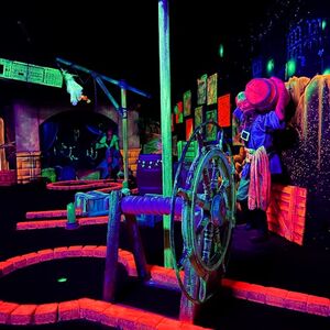 Veranstaltung: Aloha Glow in the Dark Minigolf Amsterdam, Aloha in Amsterdam