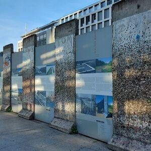 Veranstaltung: Berlin: The Wall Small-Group Guided Tour auf Englisch, Babylon in Berlin