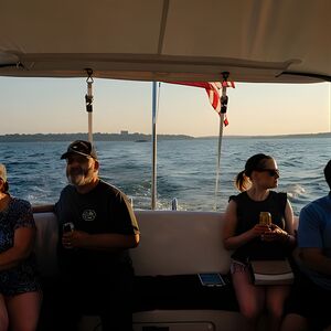 Veranstaltung: Sunset Lighthouse Harbor Cruise from Portland's Old Port, Portland Beer Hub in Portland