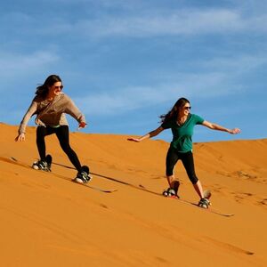 Veranstaltung: Evening Desert Safari: Dune Bashing, BBQ Dinner, Belly Dance & Fire Show, Dubai Desert Safari in Dubai