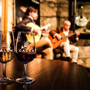 Veranstaltung: Grutas de Cálem: Visita guiada com show de fado e vinho, Caves Cálem in Vila Nova de Gaia