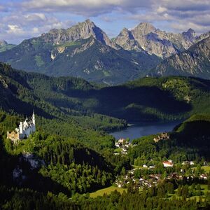 Veranstaltung: Schloss Neuschwanstein & Schloss Linderhof: Tagesausflug ab München, Schloss Neuschwanstein / Oberer Schlosshof in Schwangau