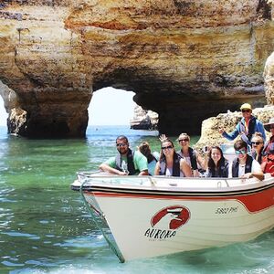 Veranstaltung: Grutas de Benagil: Passeio de barco guiado a partir de Armação de Pera, Benagil Caves Boat Tours in Portimão