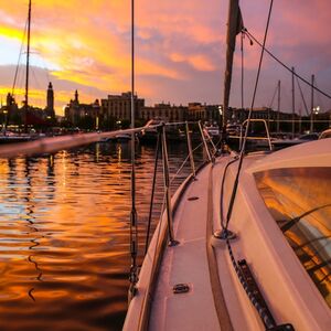 Veranstaltung: Barcelona: Vela al atardecer con bebidas y aperitivos, Barcelona Boat Trips in Barcelona