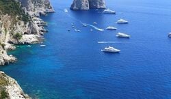 Veranstaltung: Capri: tour in barca e sosta bagno + viaggio di andata e ritorno da Napoli, Day Trips from Naples in Naples