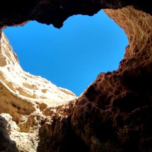 Veranstaltung: Grutas de Benagil: Passeio de barco guiado a partir de Armação de Pera, Benagil Caves Boat Tours in Portimão