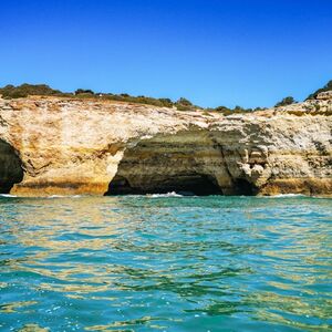 Veranstaltung: Grutas de Benagil: Passeio de barco ao nascer do sol a partir de Portimão, Benagil Caves Boat Tours in Portimão