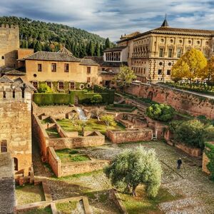 Veranstaltung: Alhambra y Palacios Nazaríes: Visita guiada + Experiencia gastronómica local, Alhambra in Granada