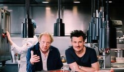 Veranstaltung: Manuel Rubey & Simon Schwarz - Das Restaurant, LOKschuppen in Simbach Am Inn